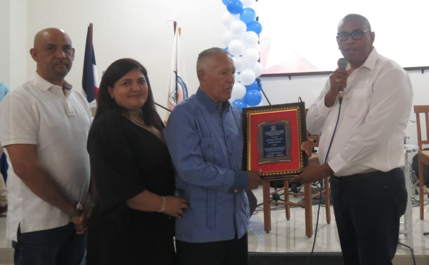El Alcalde Alberto Brito Quiroz reconoce a personalidades destacadas.
